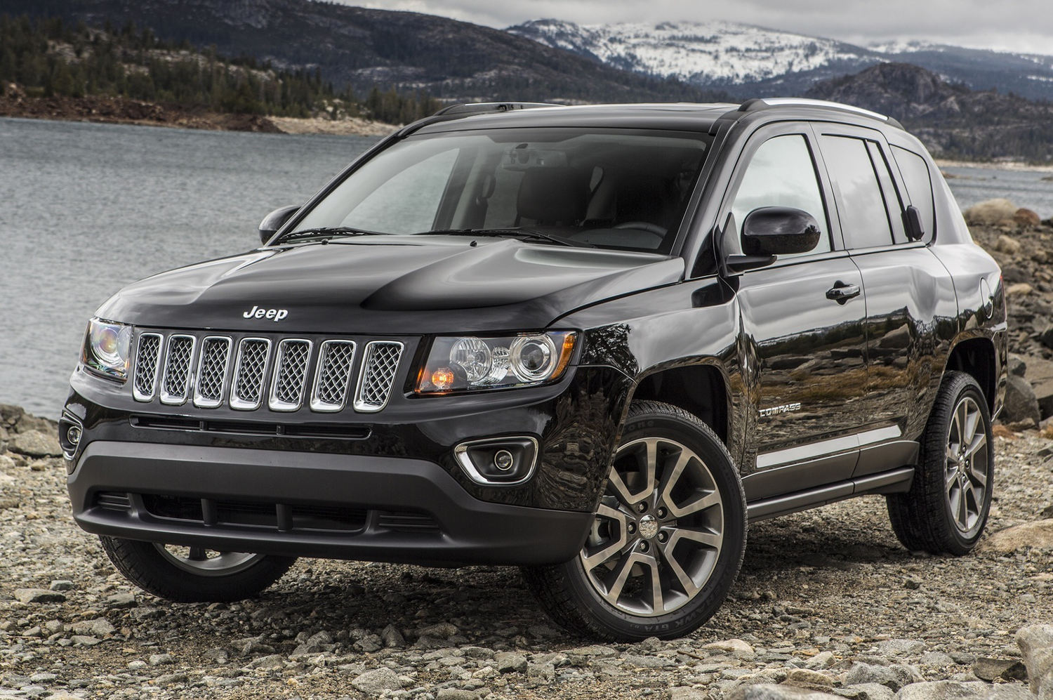 comparison-nissan-rogue-2017-vs-jeep-compass-2015-suv-drive